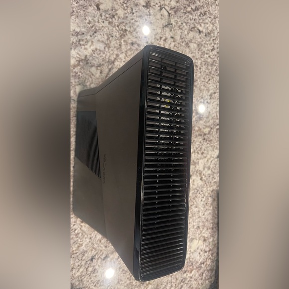 Xbox 360 4GB Kinect Bundle. Xbox 360 console, Kinect adapter, 2 wireless remotes - Picture 10 of 14